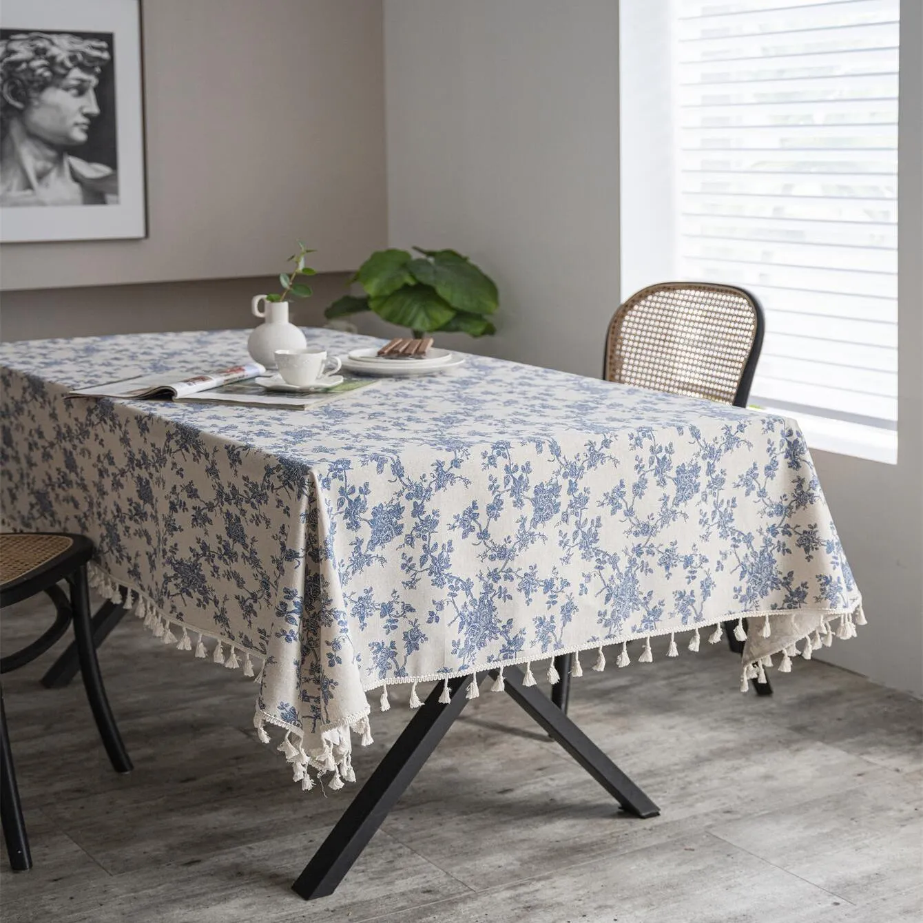 1pc Retro-Style Blue Rose Rectangular Tablecloth with Beige Fringe, Perfect for Kitchen Dining, Picnic, Buffet, Holiday Dinner, Party, Banquet, Restaurant, and Wedding Western Food Tables