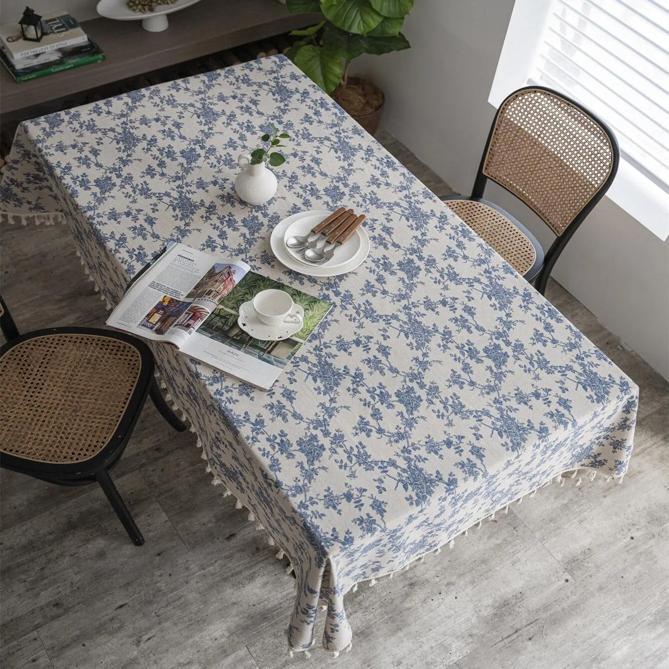 1pc Retro-Style Blue Rose Rectangular Tablecloth with Beige Fringe, Perfect for Kitchen Dining, Picnic, Buffet, Holiday Dinner, Party, Banquet, Restaurant, and Wedding Western Food Tables