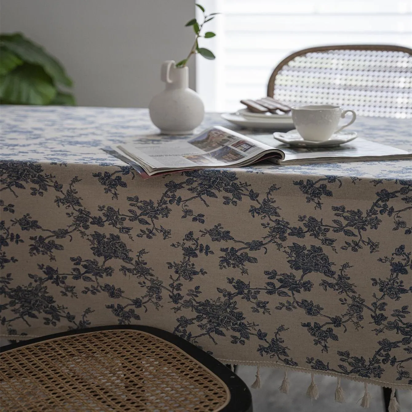 1pc Retro-Style Blue Rose Rectangular Tablecloth with Beige Fringe, Perfect for Kitchen Dining, Picnic, Buffet, Holiday Dinner, Party, Banquet, Restaurant, and Wedding Western Food Tables