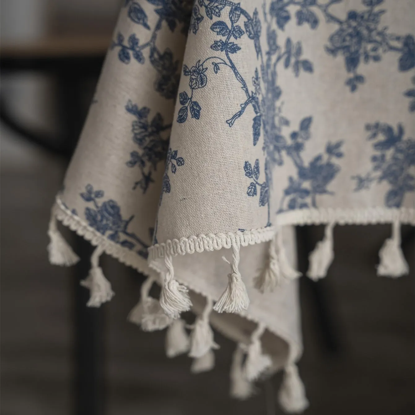 1pc Retro-Style Blue Rose Rectangular Tablecloth with Beige Fringe, Perfect for Kitchen Dining, Picnic, Buffet, Holiday Dinner, Party, Banquet, Restaurant, and Wedding Western Food Tables