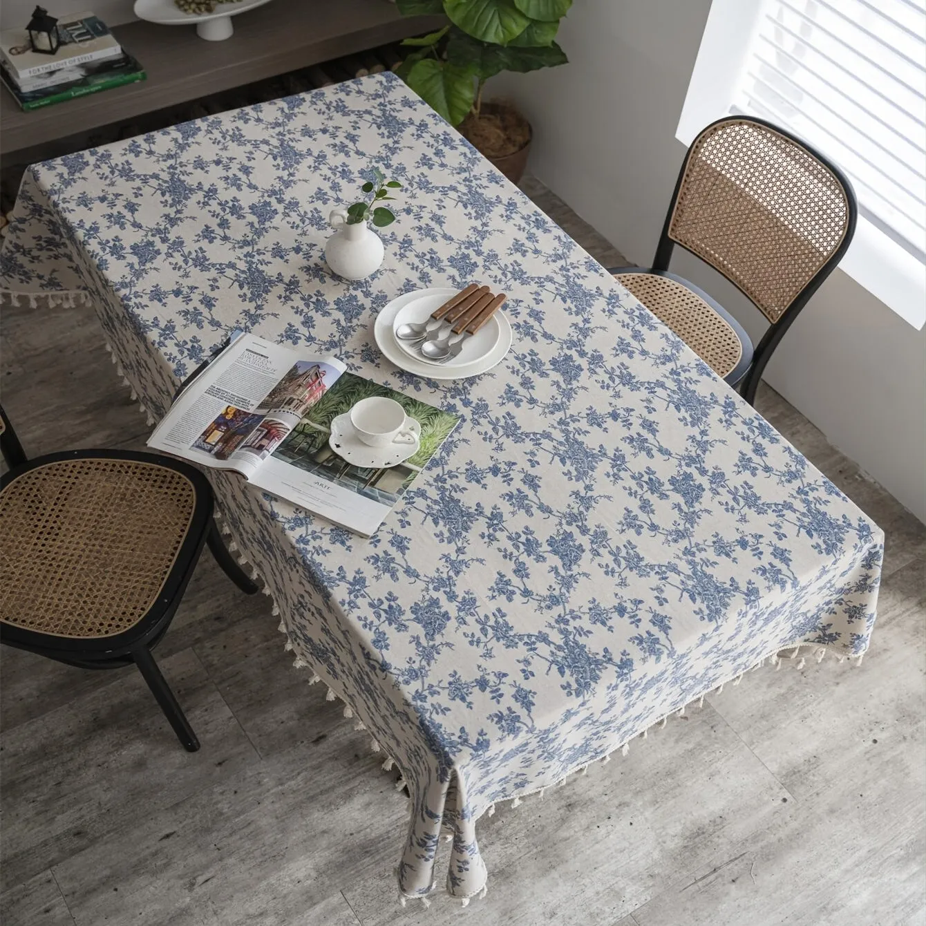 1pc Retro-Style Blue Rose Rectangular Tablecloth with Beige Fringe, Perfect for Kitchen Dining, Picnic, Buffet, Holiday Dinner, Party, Banquet, Restaurant, and Wedding Western Food Tables