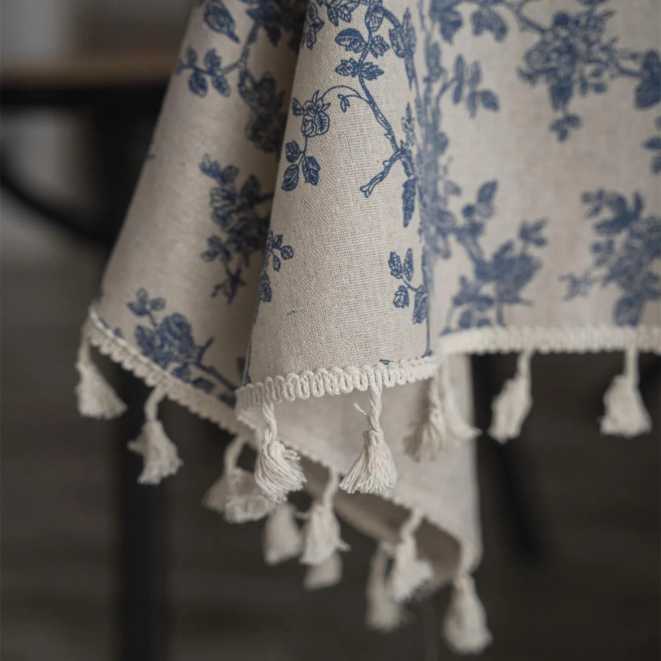 1pc Retro-Style Blue Rose Rectangular Tablecloth with Beige Fringe, Perfect for Kitchen Dining, Picnic, Buffet, Holiday Dinner, Party, Banquet, Restaurant, and Wedding Western Food Tables